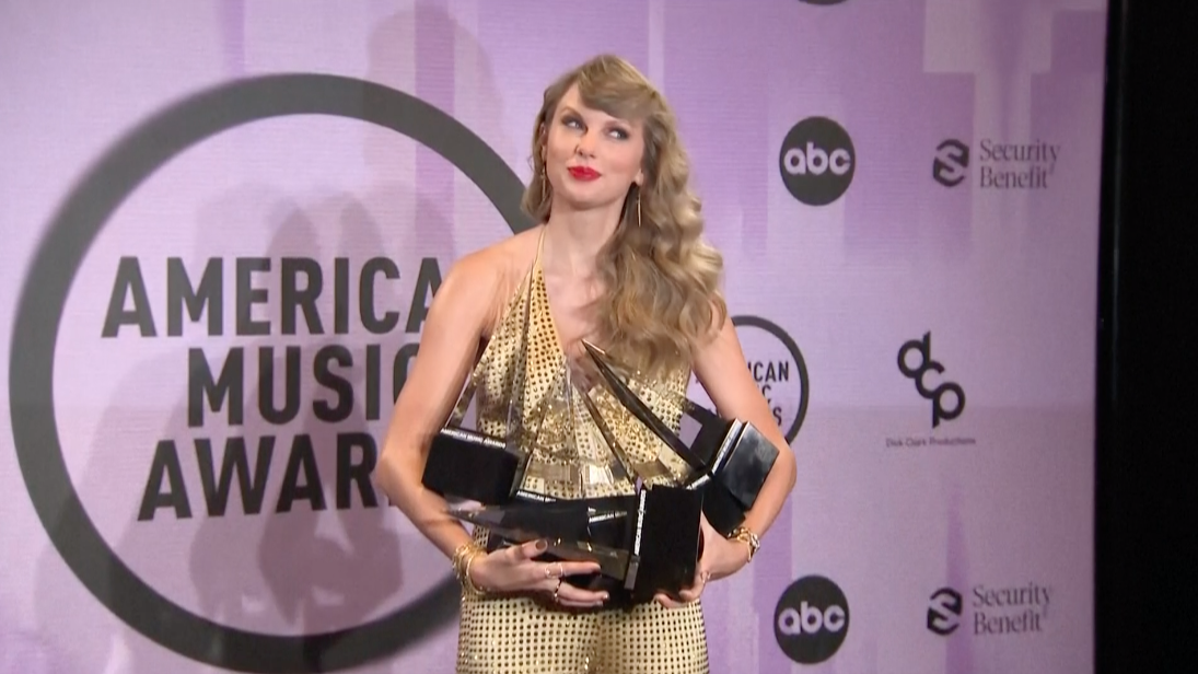เกือบอุ้มไม่ไหว!! เผยภาพหลังเวที AMAs เมื่อ ‘Taylor Swift’ แบก 6 รางวัลยิ้มสู้กล้อง