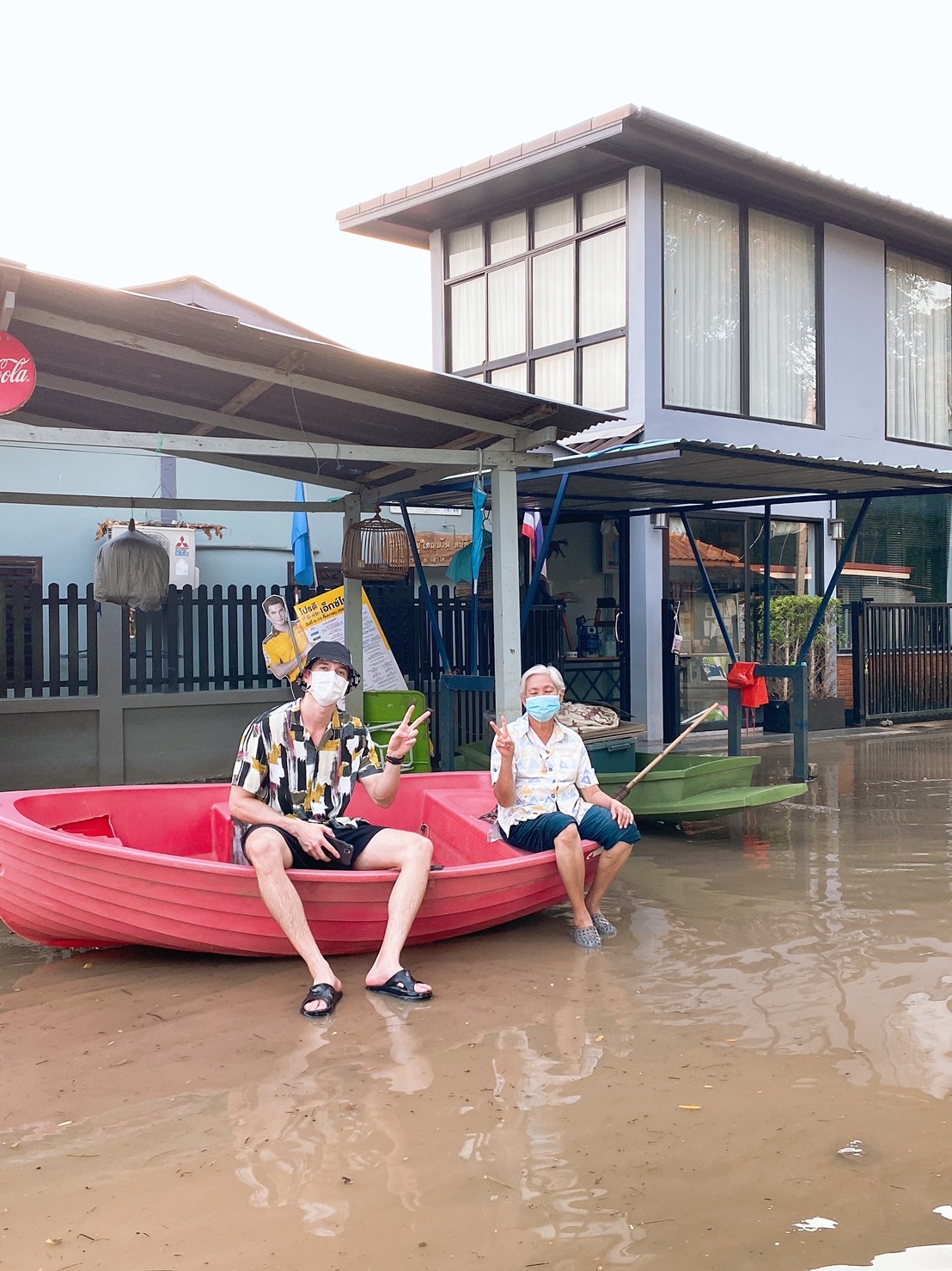 เตรียมรับมือพายุ!! มิกค์ ทองระย้า ยังไม่วางใจ หลังน้ำท่วมบ้านที่สระบุรี เตรียมรับมือพายุ!! มิกค์ ทองระย้า ยังไม่วางใจ หลังน้ำท่วมบ้านที่สระบุรี