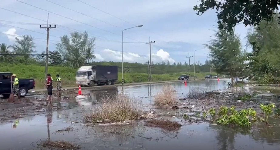 หาดทรายแก้ว เปิดภาพคลื่นสูงซัดน้ำทะเลท่วมถนนภูเก็ต (มีคลิป)