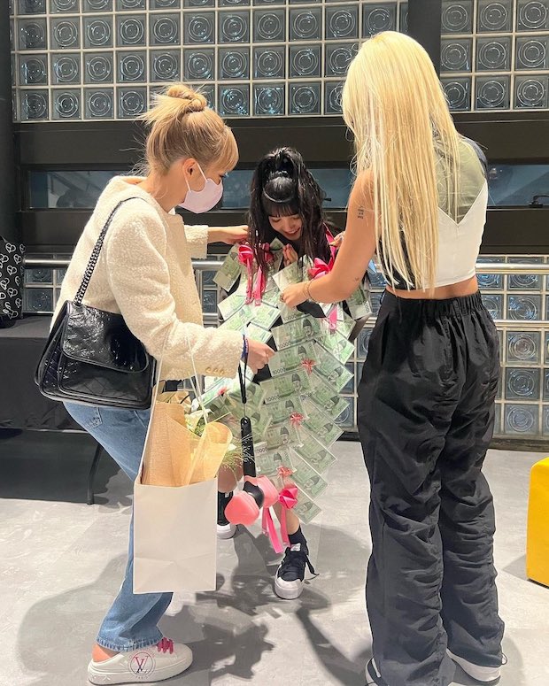 ไหว้ย่อแบบ ‘สายัณห์ สัญญา’!! ‘ลิซ่า BLACKPINK’ รับพวงมาลัยแบงค์วอนจากเพื่อนซี้