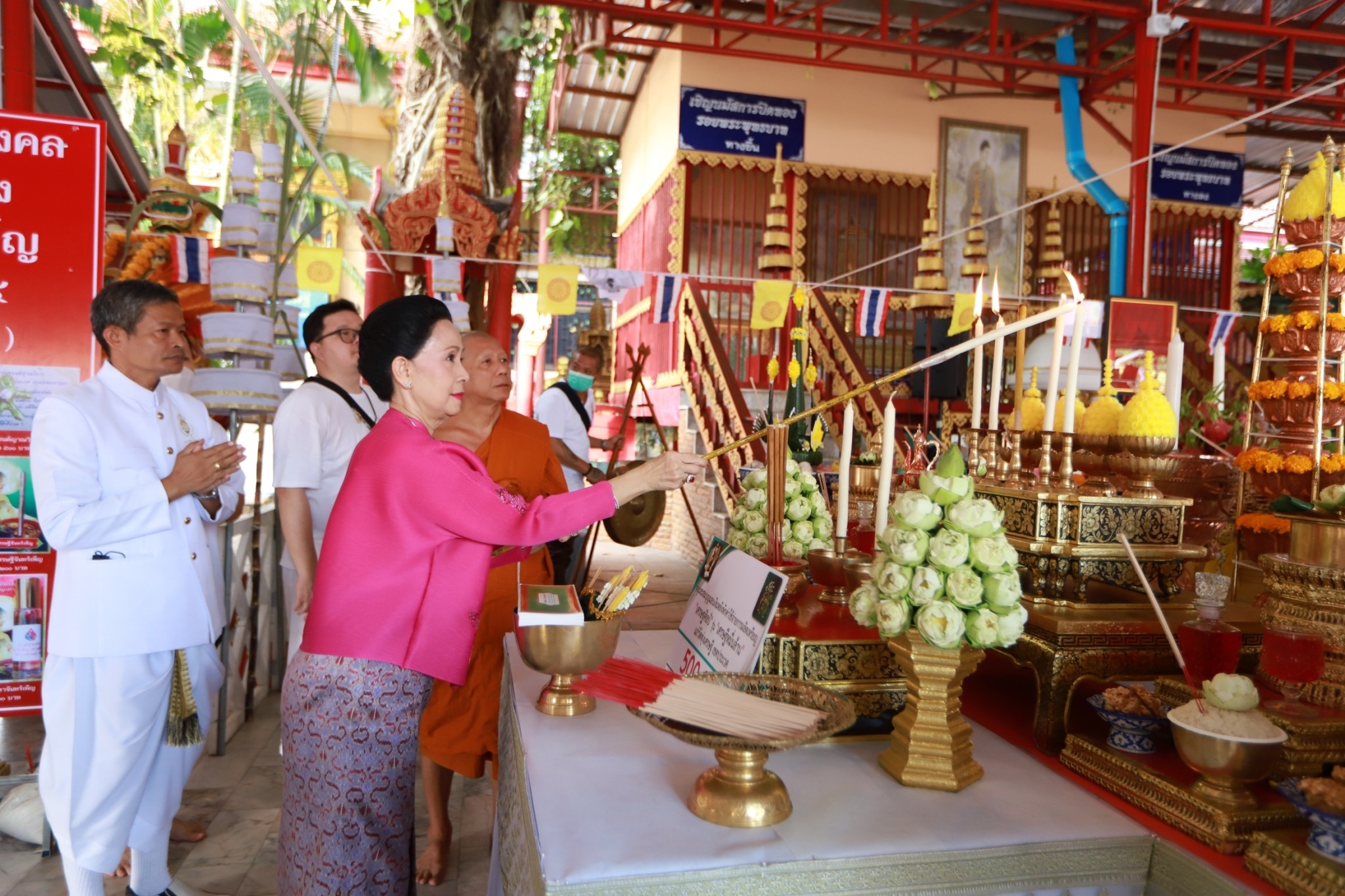 ครอบครัวทำตามความตั้งใจของ อาต้อย เศรษฐา ทำพิธีพุทธาภิเษกเหรียญเศรษฐศิลป์ ครอบครัวทำตามความตั้งใจของ อาต้อย เศรษฐา ทำพิธีพุทธาภิเษกเหรียญเศรษฐศิลป์