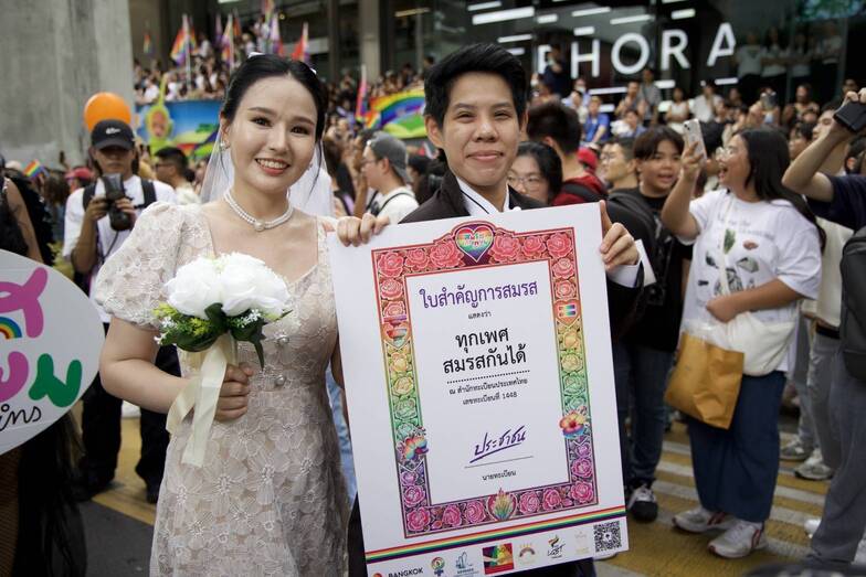 ฉลองยิ่งใหญ่ บางกอกไพรด์เฟสติวัล มหาปรากฏการณ์พาเหรดชาวสีรุ้งเต็มพื้นที่ย่านสยาม ฉลองยิ่งใหญ่ บางกอกไพรด์เฟสติวัล มหาปรากฏการณ์พาเหรดชาวสีรุ้งเต็มพื้นที่ย่านสยาม