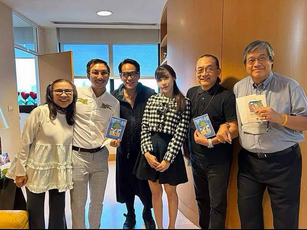 เตย เมษินี ควง โจอี้บอย แจกการ์ดเชิญ เบิร์ด ธงไชย ซุปตาร์ในดวงใจร่วมงานแต่ง เตย เมษินี ควง โจอี้บอย แจกการ์ดเชิญ เบิร์ด ธงไชย ซุปตาร์ในดวงใจร่วมงานแต่ง