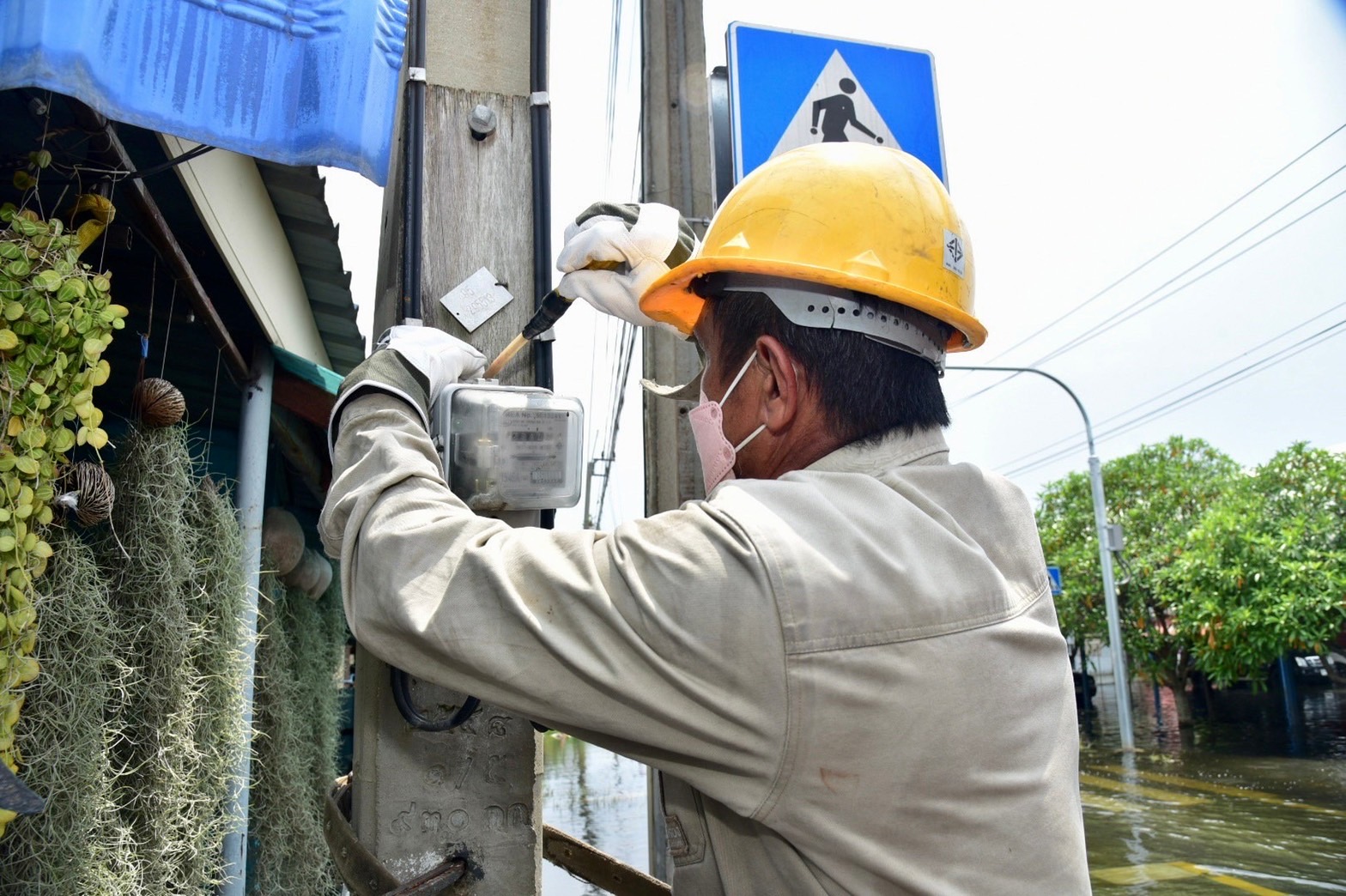 MEA ร่วมติดตาม มท.1 ลงพื้นที่ติดตามแก้ไขสถานการณ์น้ำท่วมเขตลาดกระบัง