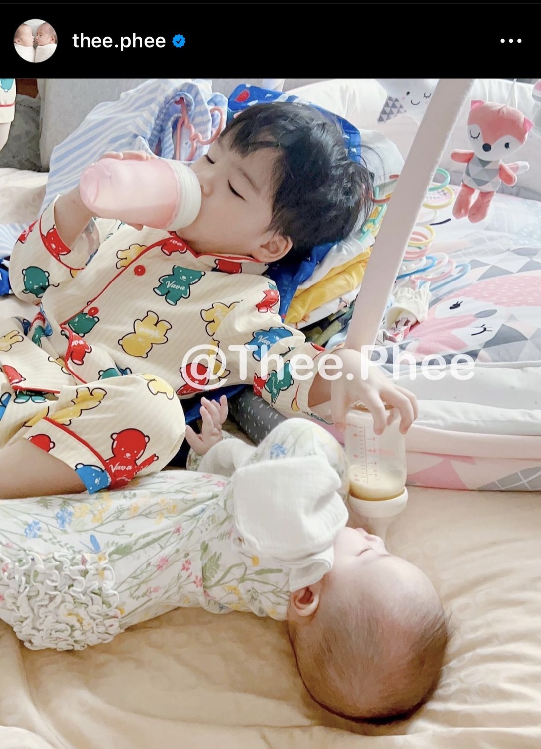น่ารักไม่ไหว น้องพีร์ ป้อนนม น้องอัยวา ขณะที่มืออีกข้างป้อนตัวเอง เอ็นดูสุด!