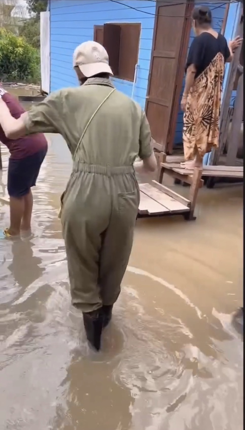 บอย โพสต์คลิปนาทีชีวิต เจี๊ยบ หวิดพลาดตกน้ำป๋อมแป๋ม... บอย โพสต์คลิปนาทีชีวิต เจี๊ยบ หวิดพลาดตกน้ำป๋อมแป๋ม...