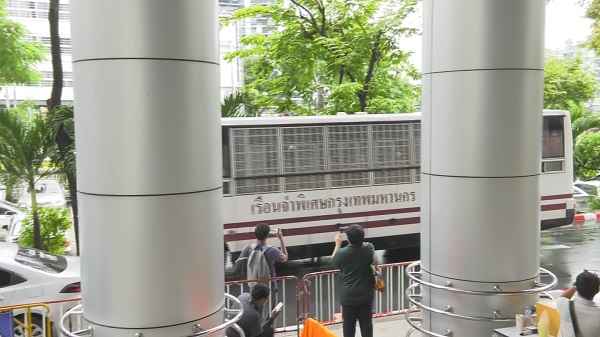 “พิ้งกี้ สาวิกา” ตัดผมสั้น พร้อมชูมือให้นักข่าว  (มีคลิป)