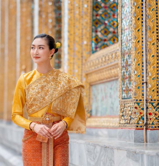 เปิดภาพ แพนเค้ก เขมนิจ ในชุดไทยสวยสง่า ออร่าเจ้าสาวจับ!