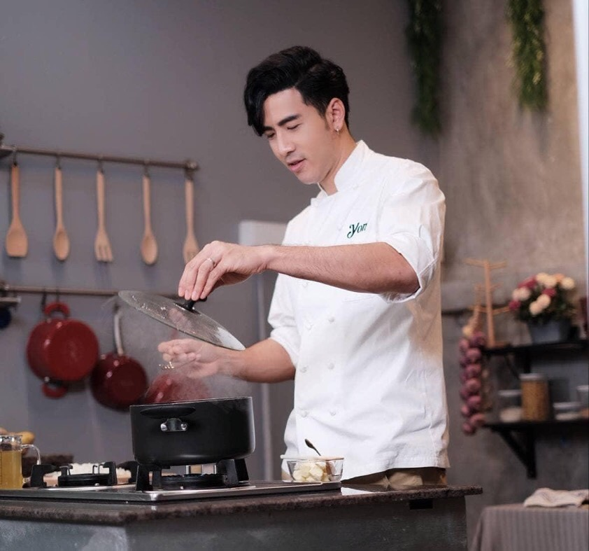 โย่ง อนุสรณ์ หนึ่งก้าวสำคัญในฐานะเชฟ พร้อมเผยการมาแข่งขันครั้งนี้นักเตะแมนยูได้กินผัดไทยแน่นอน โย่ง อนุสรณ์ หนึ่งก้าวสำคัญในฐานะเชฟ พร้อมเผยการมาแข่งขันครั้งนี้นักเตะแมนยูได้กินผัดไทยแน่นอน