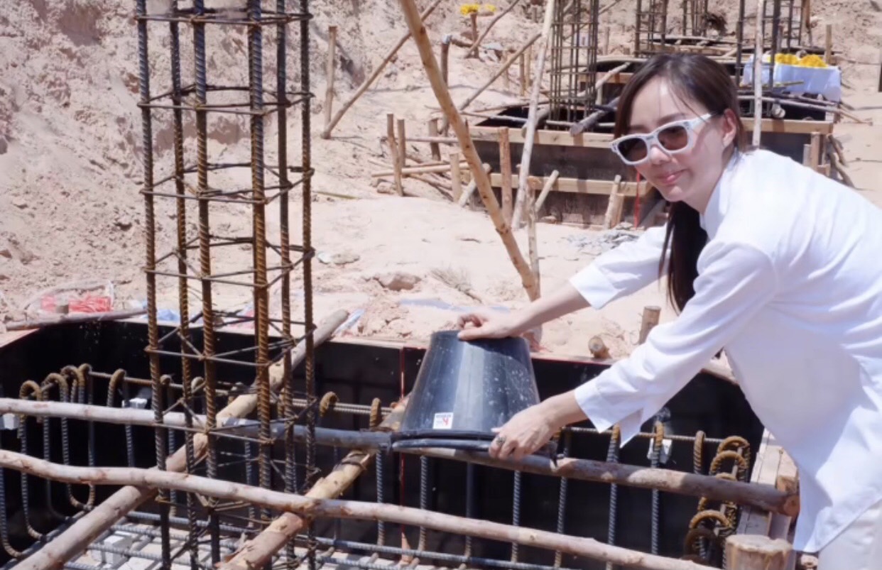 ครั้งหนึ่งในชีวิตเต้ย จรินทร์พร ปลื้มใจ ร่วมเป็นประธานสร้างโบสถ์ 