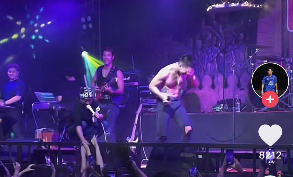 โตโน่  ขึ้นเวทีร้องเพลง เต้นจัดเต็มคาราเบล