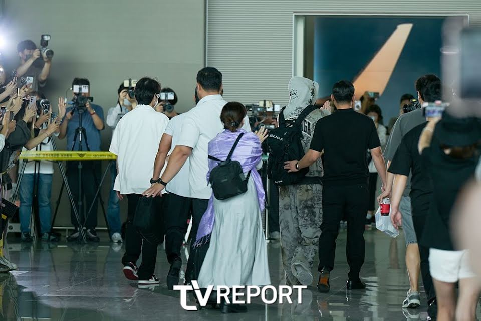 เกินควบคุม!! แฟนคลับสาวฝ่าที่กั้นพุ่งเข้าหา ‘จองกุก BTS’ ที่สนามบินอีกครั้ง เกินควบคุม!! แฟนคลับสาวฝ่าที่กั้นพุ่งเข้าหา ‘จองกุก BTS’ ที่สนามบินอีกครั้ง