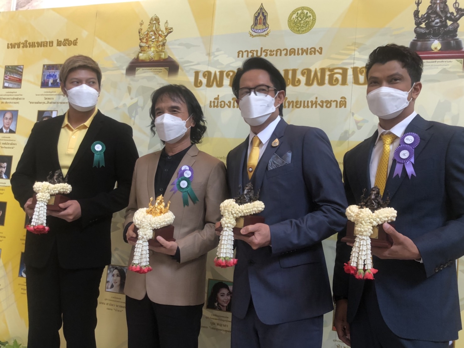 “เบิร์ด ธงไชย” นำทีมนักร้อง รับรางวัล “เพชรในเพลง” เนื่องในวันภาษาไทยแห่งชาติ “เบิร์ด ธงไชย” นำทีมนักร้อง รับรางวัล “เพชรในเพลง” เนื่องในวันภาษาไทยแห่งชาติ