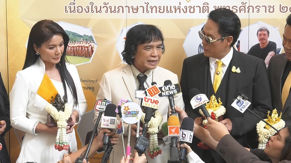 “เบิร์ด ธงไชย” นำทัพศิลปินรับรางวัล “เพชรในเพลง”   (มีคลิป)