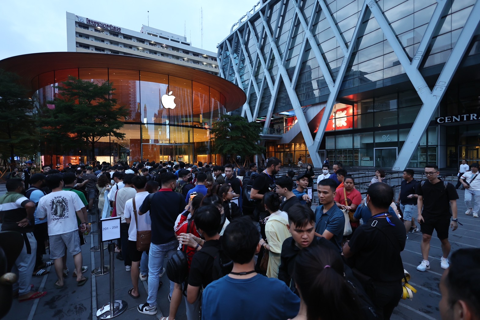 iPhone 15 ฟีเวอร์! ประชาชนแห่เข้าคิวยาวเหยียด รอรับเครื่องวันแรก iPhone 15 ฟีเวอร์! ประชาชนแห่เข้าคิวยาวเหยียด รอรับเครื่องวันแรก