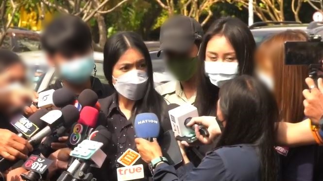 คุณแม่แตงโม - กระติก - แซน เดินทางมาตามนัดศาลจังหวัดนนทบุรี 
