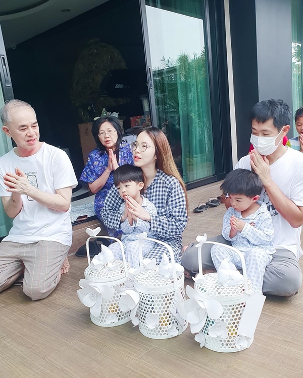คนบันเทิง ร่วมทำบุญตักบาตร ในวันอาสาฬหบูชา ในยุคโควิดระบาด