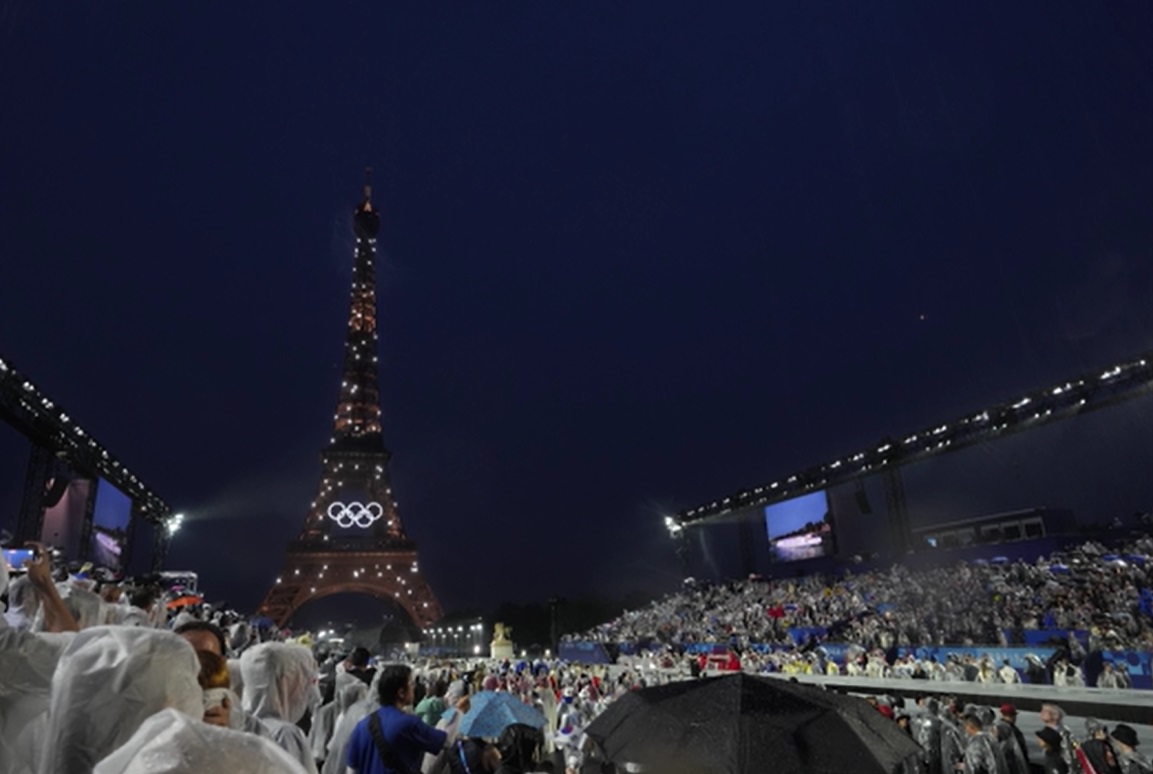 โอลิมปิก 2024 ประมวลภาพพิธีเปิดสุดยิ่งใหญ่ นักกีฬาล่องเรือกลางแม่น้ำแซน 