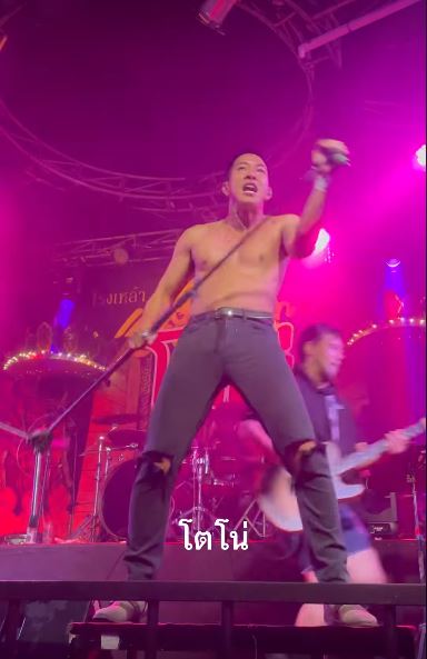 โตโน่  ขึ้นเวทีร้องเพลง เต้นจัดเต็มคาราเบล