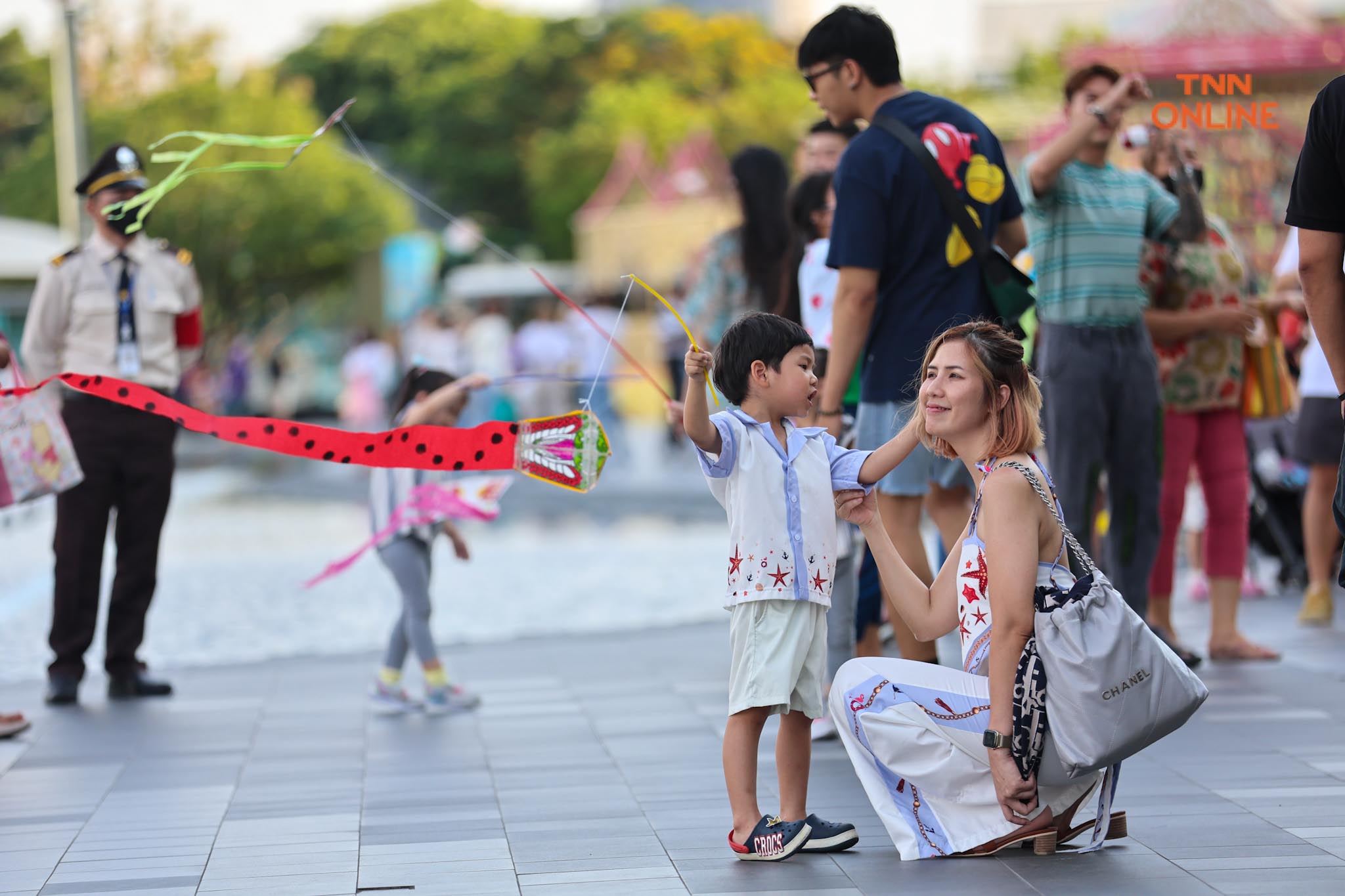 นทท.สนุกสุดเหวี่ยง เล่นว่าวริมแม่น้ำเจ้าพระยา นทท.สนุกสุดเหวี่ยง เล่นว่าวริมแม่น้ำเจ้าพระยา