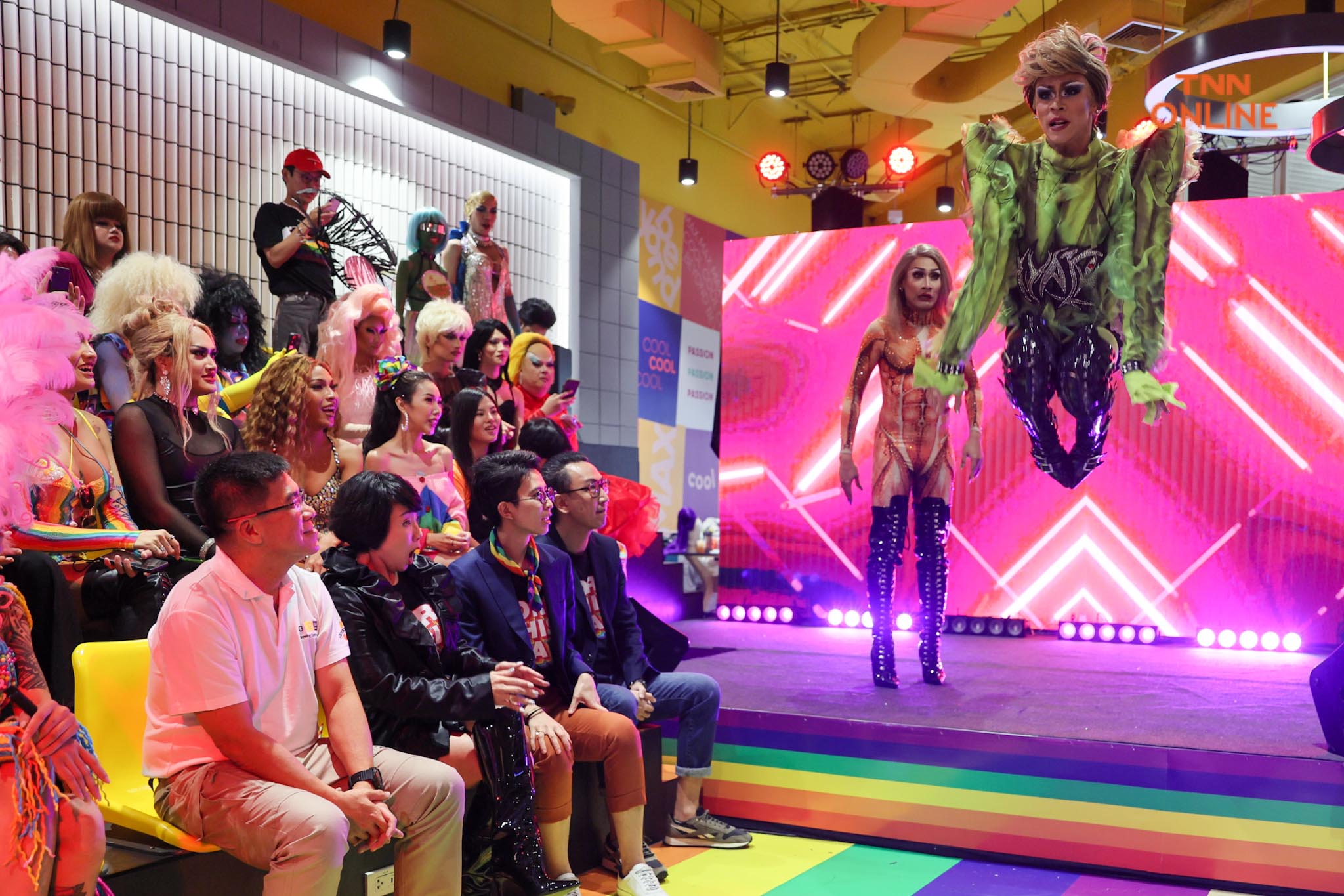 ครั้งแรกกับ DRAG PRIDE แฟชั่นโชว์บน Runway ยาวกว่า 700 เมตร ครั้งแรกกับ DRAG PRIDE แฟชั่นโชว์บน Runway ยาวกว่า 700 เมตร