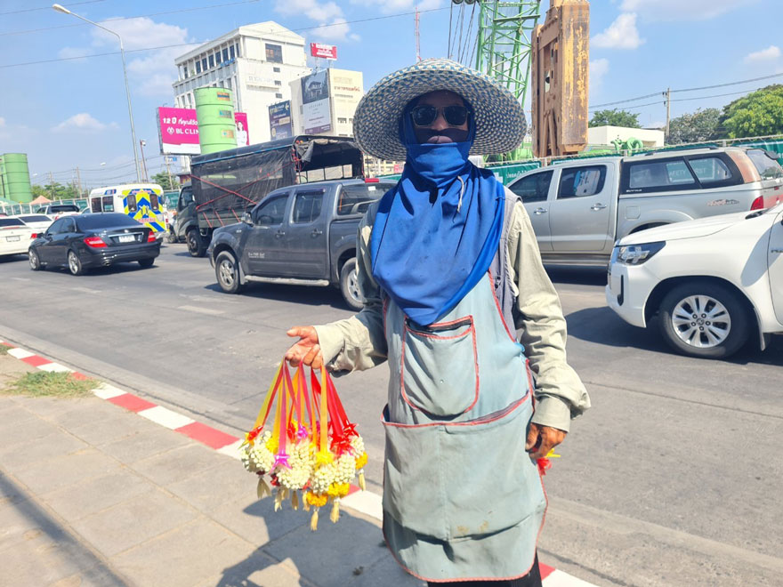 ‘ช่อ โนใหม่’ พ่อค้าขายพวงมาลัย สะท้อนชีวิตแรงงาน กลางสภาวะโลกเดือด ‘ช่อ โนใหม่’ พ่อค้าขายพวงมาลัย สะท้อนชีวิตแรงงาน กลางสภาวะโลกเดือด
