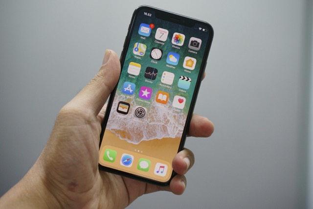 ลือ ! Apple อาจซุ่มทำ iPhone และ iPad จอพับได้หลังปล่อย Vision Pro