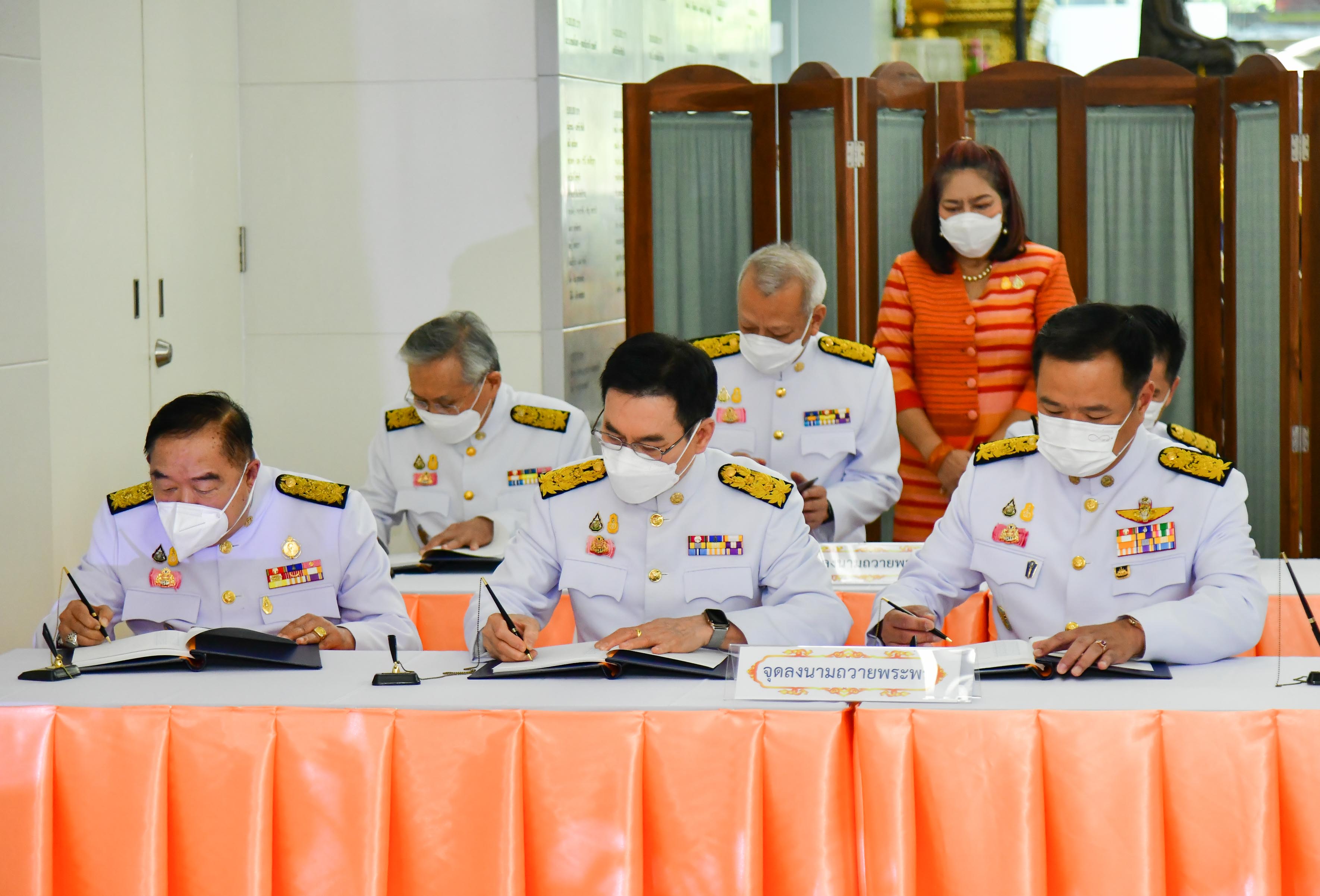 นายกรัฐมนตรีและภริยา พร้อมคณะรัฐมนตรีและคู่สมรส ร่วมลงนามถวายพระพร 