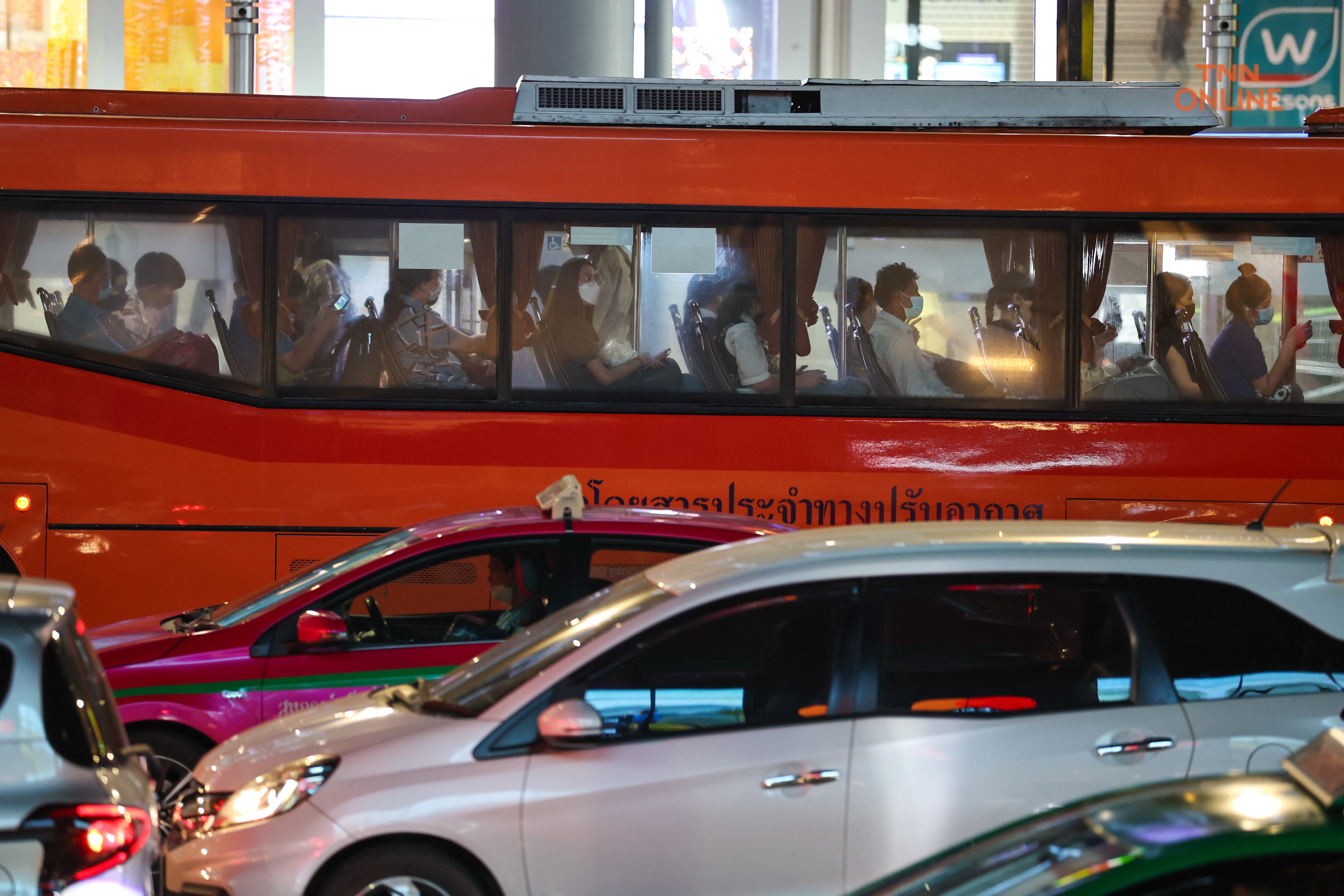 ประมวลภาพ รถเมล์ขาดระยะชาวกรุงรอรถแน่นป้ายต้นสัปดาห์