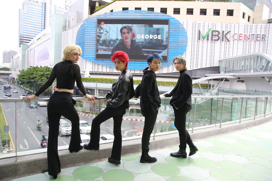ไม่ธรรมดา! บอยแบนด์ “4MIX”  จัดใหญ่ขึ้นบิลบอร์ดใจกลางเมือง