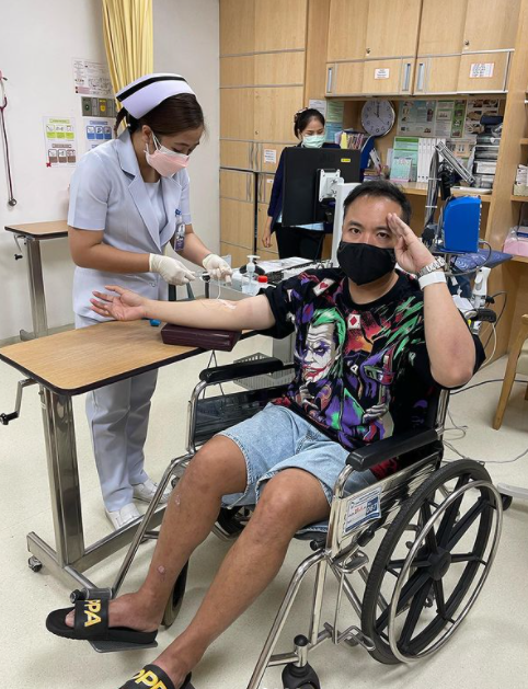 ส่งกำลังใจให้ “ดีเจภูมิ” หลังโพสต์คลิปนั่งวีลแชร์ (มีคลิป) ส่งกำลังใจให้ “ดีเจภูมิ” หลังโพสต์คลิปนั่งวีลแชร์ (มีคลิป)