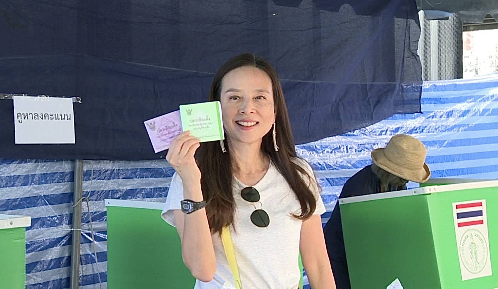 เลือกตั้ง 2566 'มาดามแป้ง' ใช้สิทธิเลือกตั้งเขต 4 กทม. หวังรัฐบาลใหม่หนุนกีฬามากขึ้น เลือกตั้ง 2566 'มาดามแป้ง' ใช้สิทธิเลือกตั้งเขต 4 กทม. หวังรัฐบาลใหม่หนุนกีฬามากขึ้น