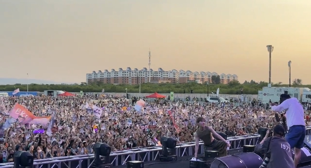 แฟนคลับล้นหลาม! พีพี-บิวกิ้น สู้สุดใจ ขึ้นโชว์งานเทศกาลดนตรีใหญ่ในจีน แฟนคลับล้นหลาม! พีพี-บิวกิ้น สู้สุดใจ ขึ้นโชว์งานเทศกาลดนตรีใหญ่ในจีน