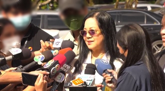 คุณแม่แตงโม - กระติก - แซน เดินทางมาตามนัดศาลจังหวัดนนทบุรี 