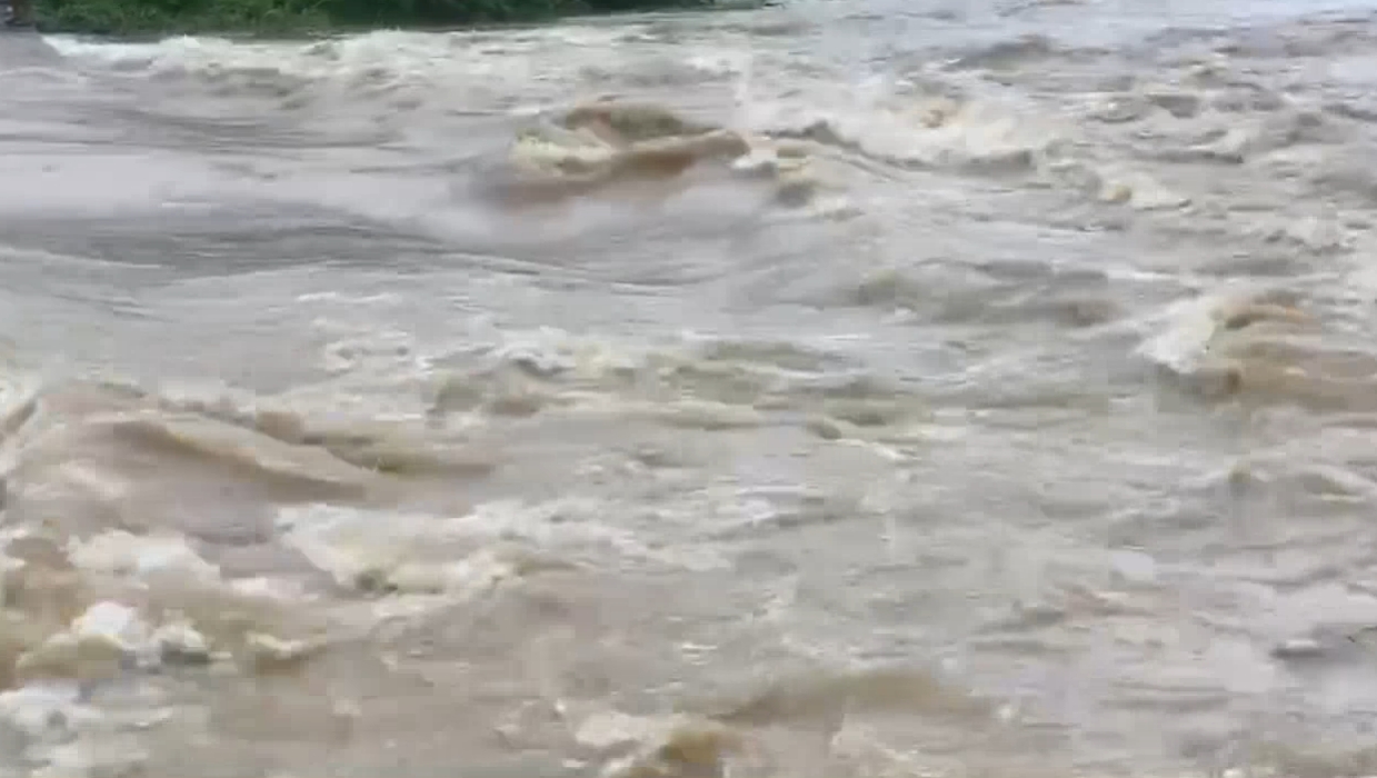 เปิดภาพน้ำป่าทะลัก อ.กาญจนดิษฐ์ ท่วมบ้านเรือน 250 หลัง เปิดภาพน้ำป่าทะลัก อ.กาญจนดิษฐ์ ท่วมบ้านเรือน 250 หลัง