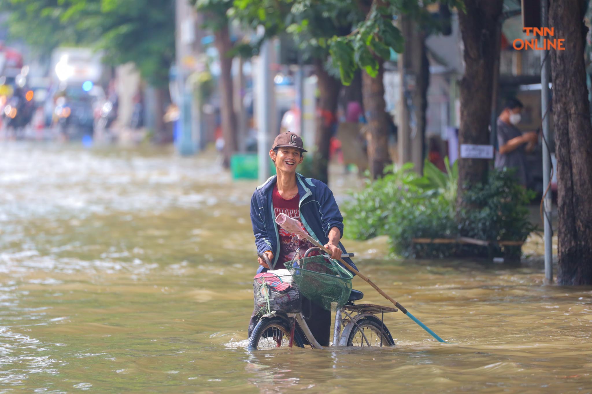 ประมวลภาพ พนังกั้นน้ำใต้สะพานซังฮี้แตกน้ำล้นท่วมผิวจราจร 