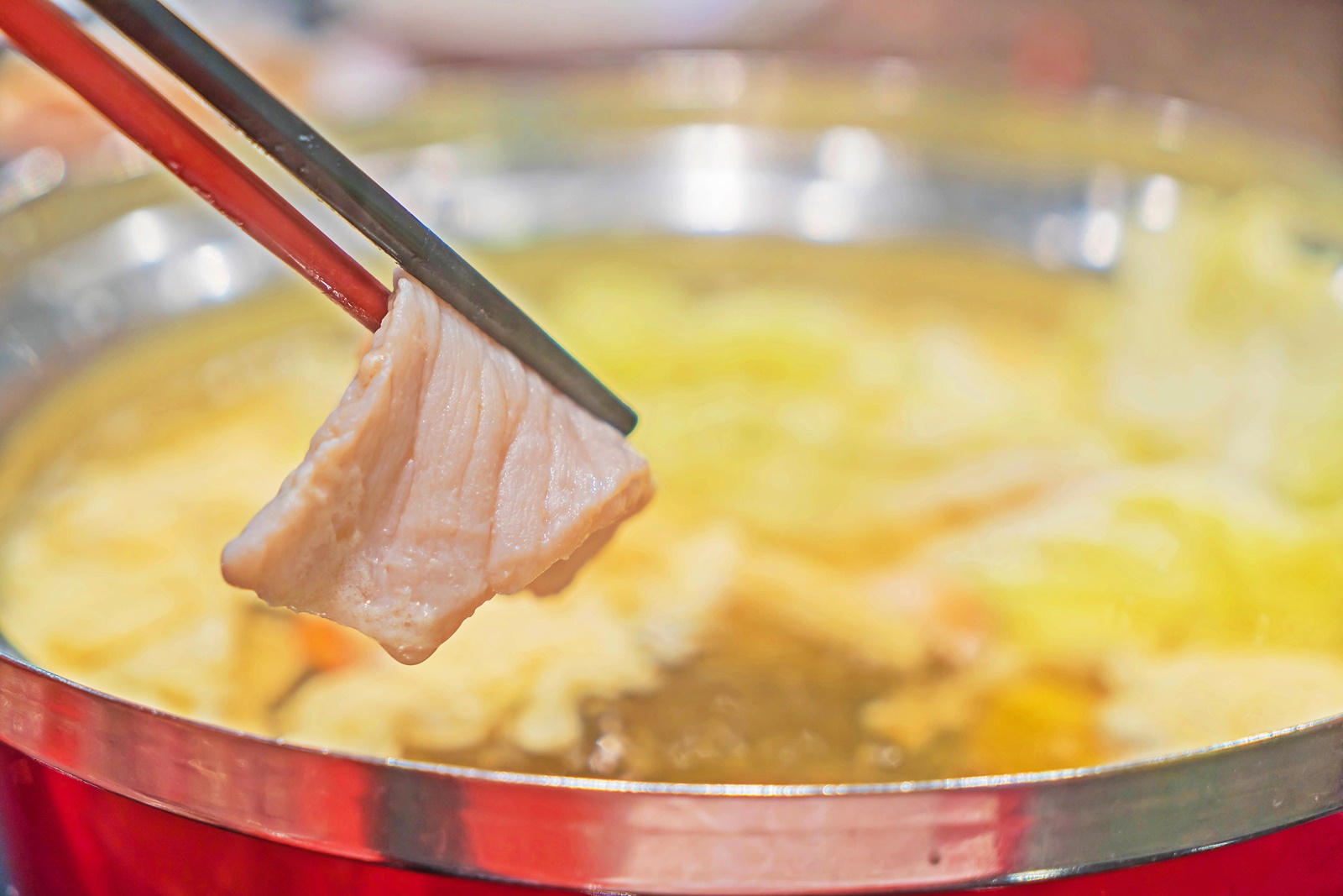 สัตวแพทย์ แนะผู้บริโภค สายชาบู-หมูกระทะ เน้น “แยก” อุปกรณ์คีบของสุก-ดิบ ป้องกันไข้หูดับ
