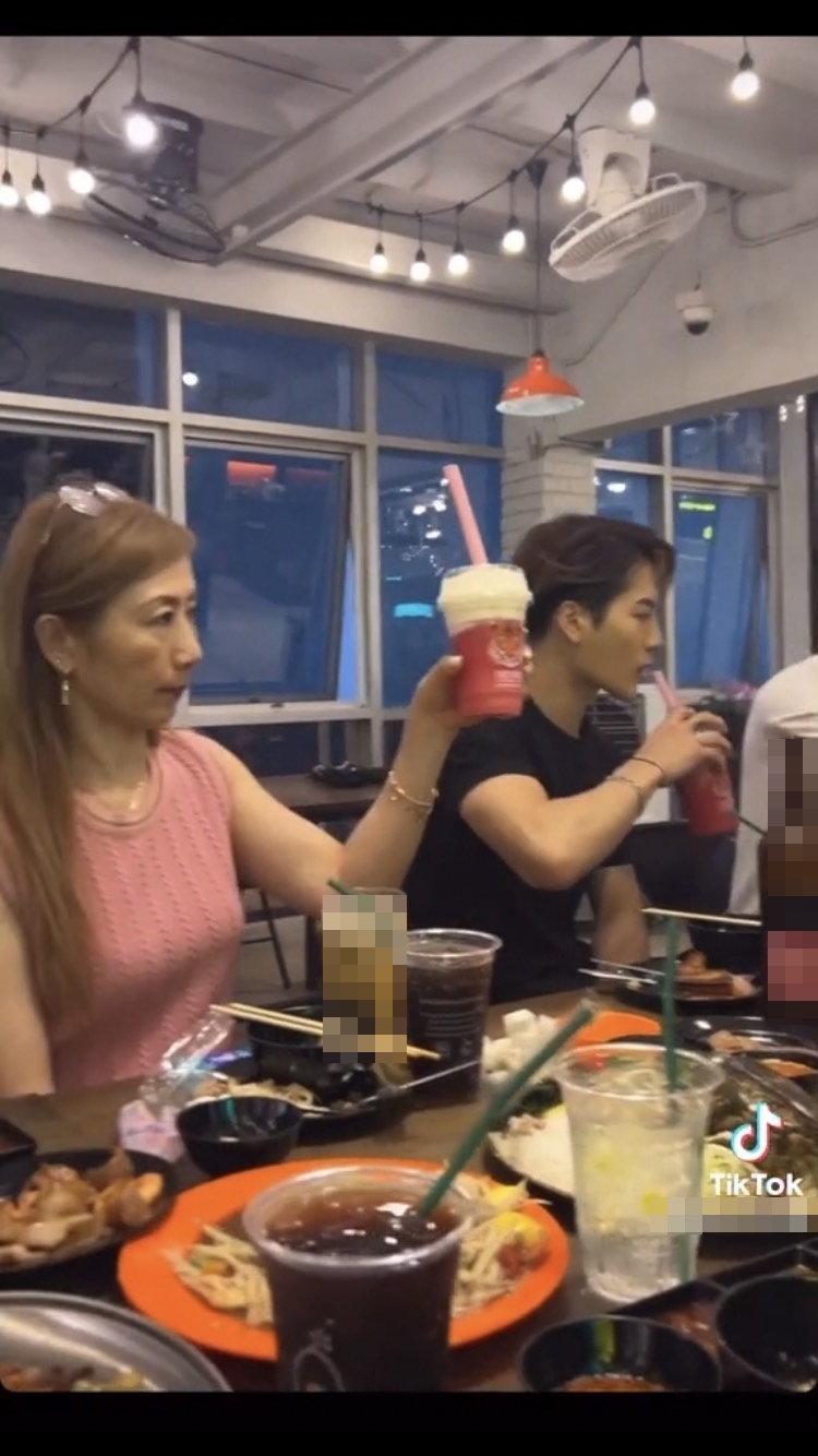 กรี๊ดสนั่น! แจ็คสัน หวัง บุกร้านหมูกระทะชื่อดังพาครอบครัวกินเมนูสุดฮิตของคนไทย