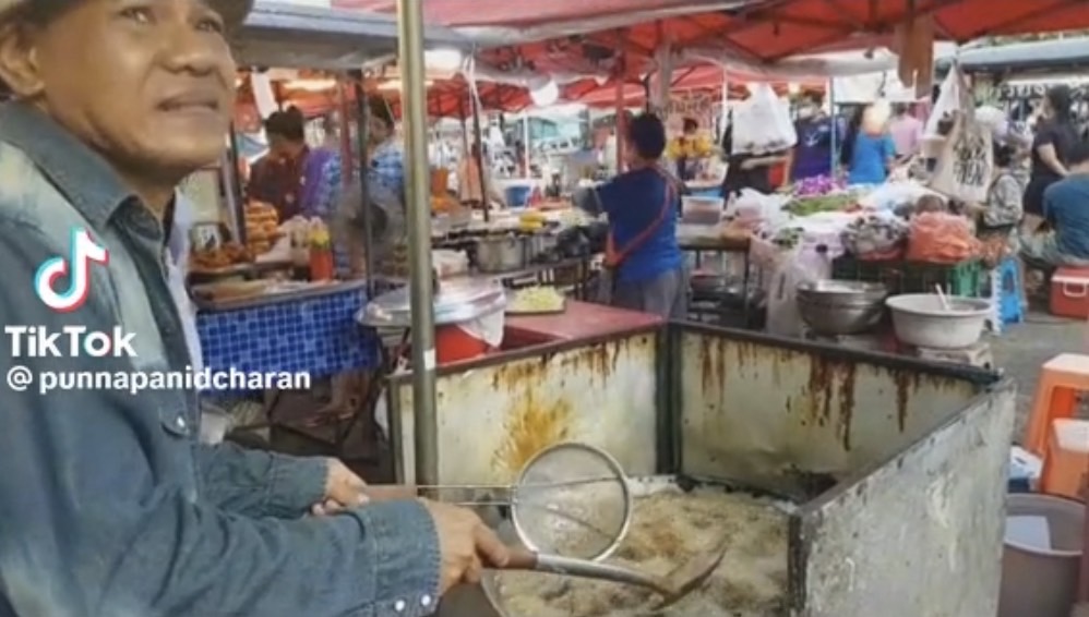 แห่ให้กำลังใจ ไมเคิ่น ตั๋ง ก็อปปี้โชว์ชื่อดัง ขายของในตลาดนัด