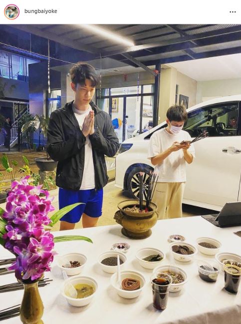 เหล่าคนบันเทิง ไหว้พระราหู เสริมดวงชะตา ขอให้เฮงๆ ปังๆ 