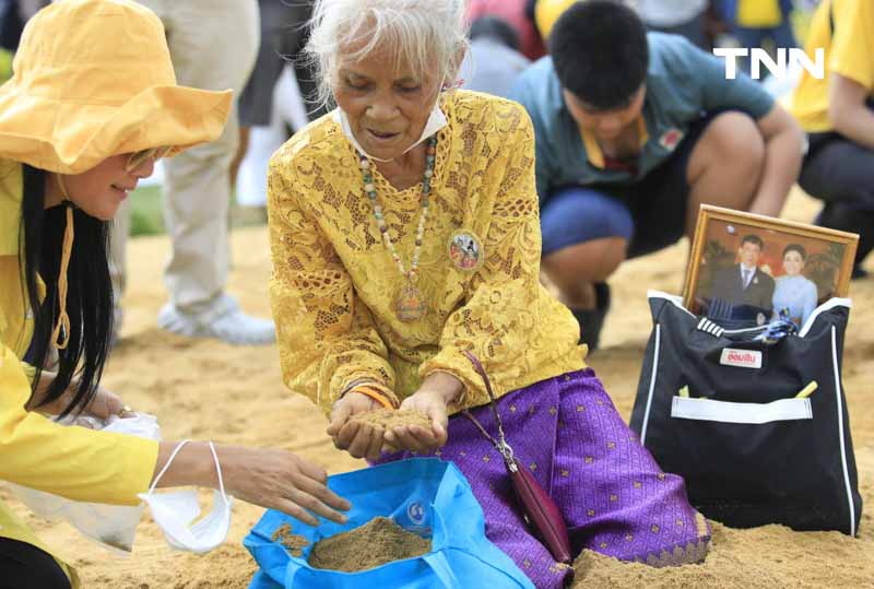 ปชช.แย่งเก็บพันธุ์ข้าว เสริมสิริมงคลหลังพระราชพิธีวันพืชมงคล