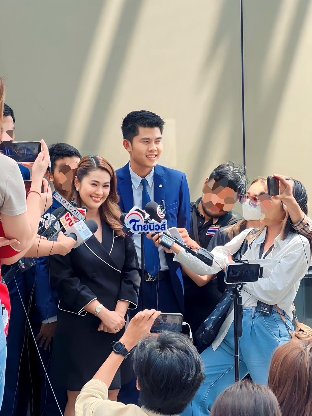จูน เพ็ญชุลี รอเก้อ คู่กรณีไม่มาศาล พร้อมโต้เป็นแค่แฟนเพลงไม่ใช่ชู้ จูน เพ็ญชุลี รอเก้อ คู่กรณีไม่มาศาล พร้อมโต้เป็นแค่แฟนเพลงไม่ใช่ชู้