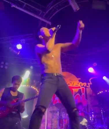 โตโน่  ขึ้นเวทีร้องเพลง เต้นจัดเต็มคาราเบล