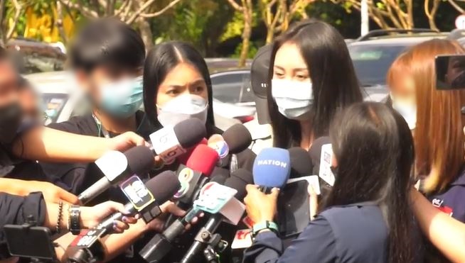 คุณแม่แตงโม - กระติก - แซน เดินทางมาตามนัดศาลจังหวัดนนทบุรี 
