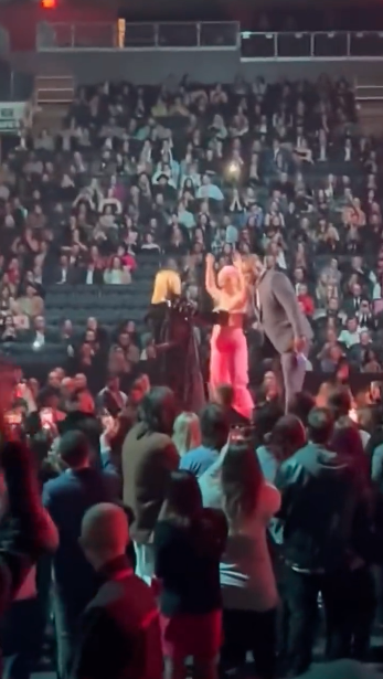 ไล่ลงจากเวที!! สาวเปลือยอกประท้วงป่วน ‘แอวริล ลาวีน’ บนเวที Juno Awards ไล่ลงจากเวที!! สาวเปลือยอกประท้วงป่วน ‘แอวริล ลาวีน’ บนเวที Juno Awards