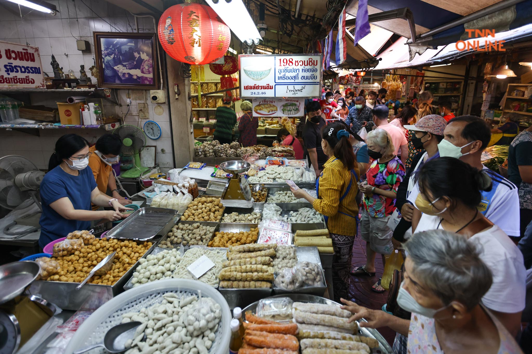 วันจ่ายเยาวราชคึกคัก ชาวไทยเชื้อสายจีนเลือกซื้อของไหว้ตรุษจีน