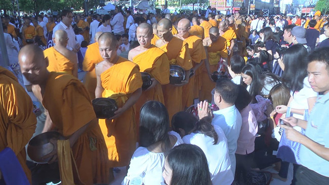 'เมืองโคราชครบรอบ 556 ปี' จัดงานมหามงคลยิ่งใหญ่ ตักบาตรพระ 1 หมื่นรูป 'เมืองโคราชครบรอบ 556 ปี' จัดงานมหามงคลยิ่งใหญ่ ตักบาตรพระ 1 หมื่นรูป