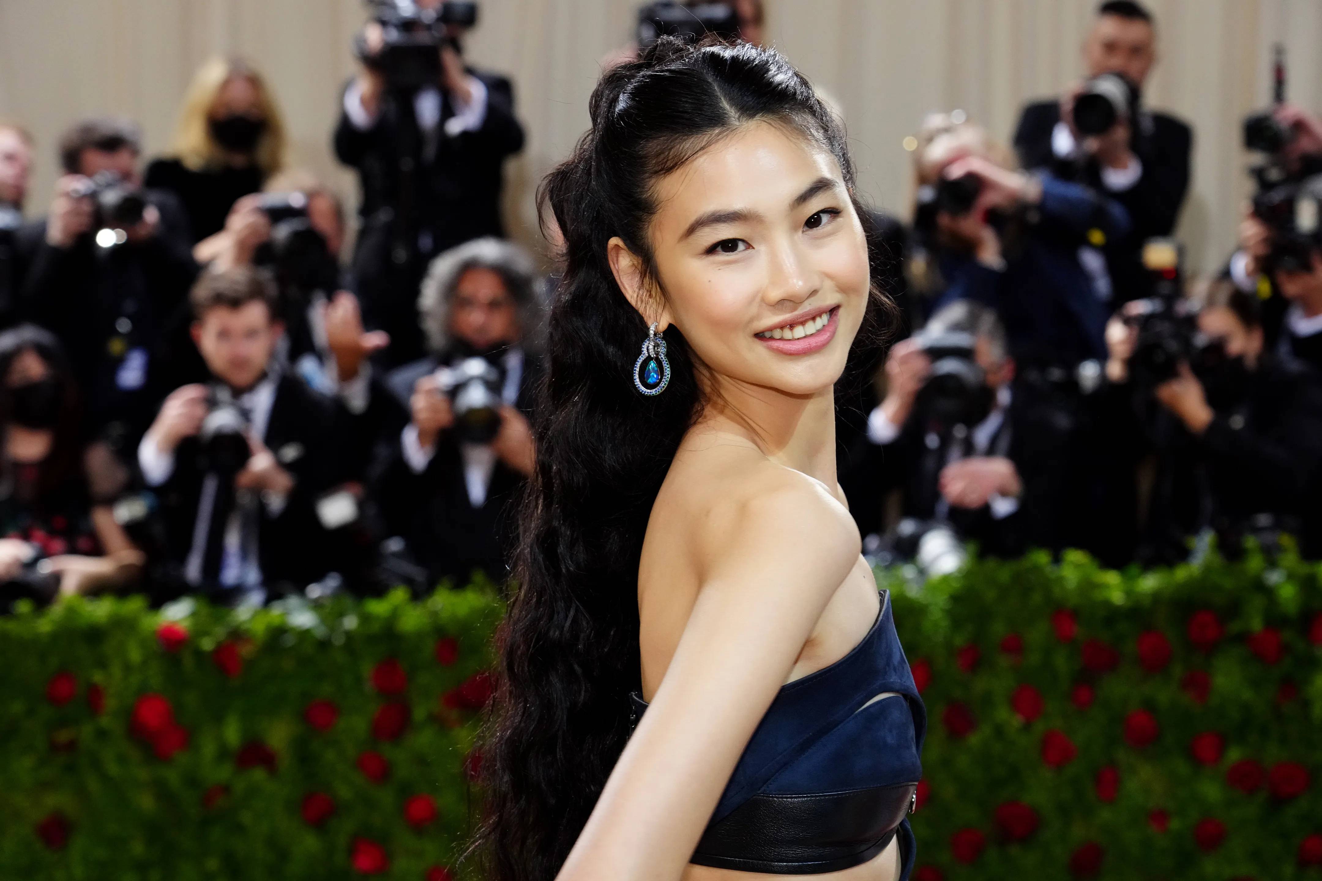 เหล่าคนดังเฉิดฉายในชุดสุดอลังในช่วงแรกของการจัดงาน Met Gala ปี 2022 เหล่าคนดังเฉิดฉายในชุดสุดอลังในช่วงแรกของการจัดงาน Met Gala ปี 2022