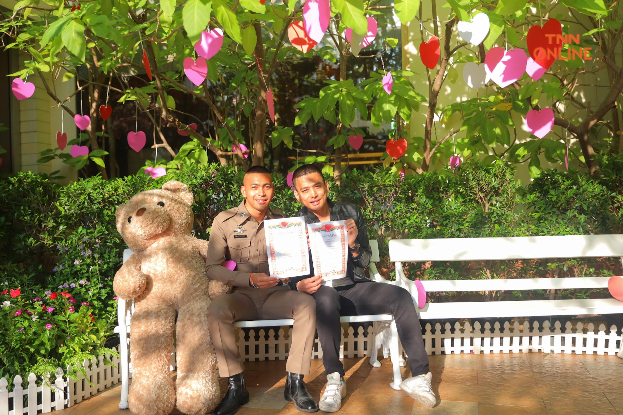 ตร.ควงแฟนหนุ่มจดทะเบียน ครอบครัว-เพื่อน ยอมรับในตัวตน