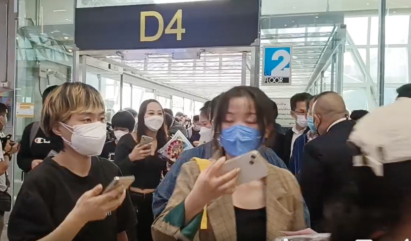 นักท่องเที่ยวจีนกลุ่มแรกเดินทางถึงไทยแล้ว อนุทินปลื้มรอต้อนรับด้วยตัวเอง นักท่องเที่ยวจีนกลุ่มแรกเดินทางถึงไทยแล้ว อนุทินปลื้มรอต้อนรับด้วยตัวเอง